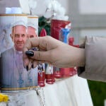 Una vela con el rostro del Papa, en el Vaticano