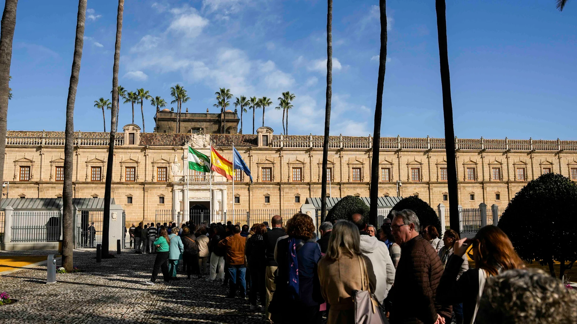 SEVILLA, 22/02/2025.- Visitantes hacen cola este sábado en una nueva edición de la tradicional Jornada de Puertas Abiertas con motivo de la conmemoración, el próximo 28 de febrero, del Día de Andalucía. EFE/ Joaquin Corchero/Parlamento de Andalucía ***SOLO USO EDITORIAL/SOLO DISPONIBLE PARA ILUSTRAR LA NOTICIA QUE ACOMPAÑA (CRÉDITO OBLIGATORIO)***