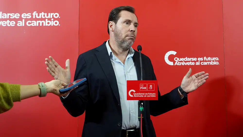 El ministro Óscar Puente atiende a la prensa