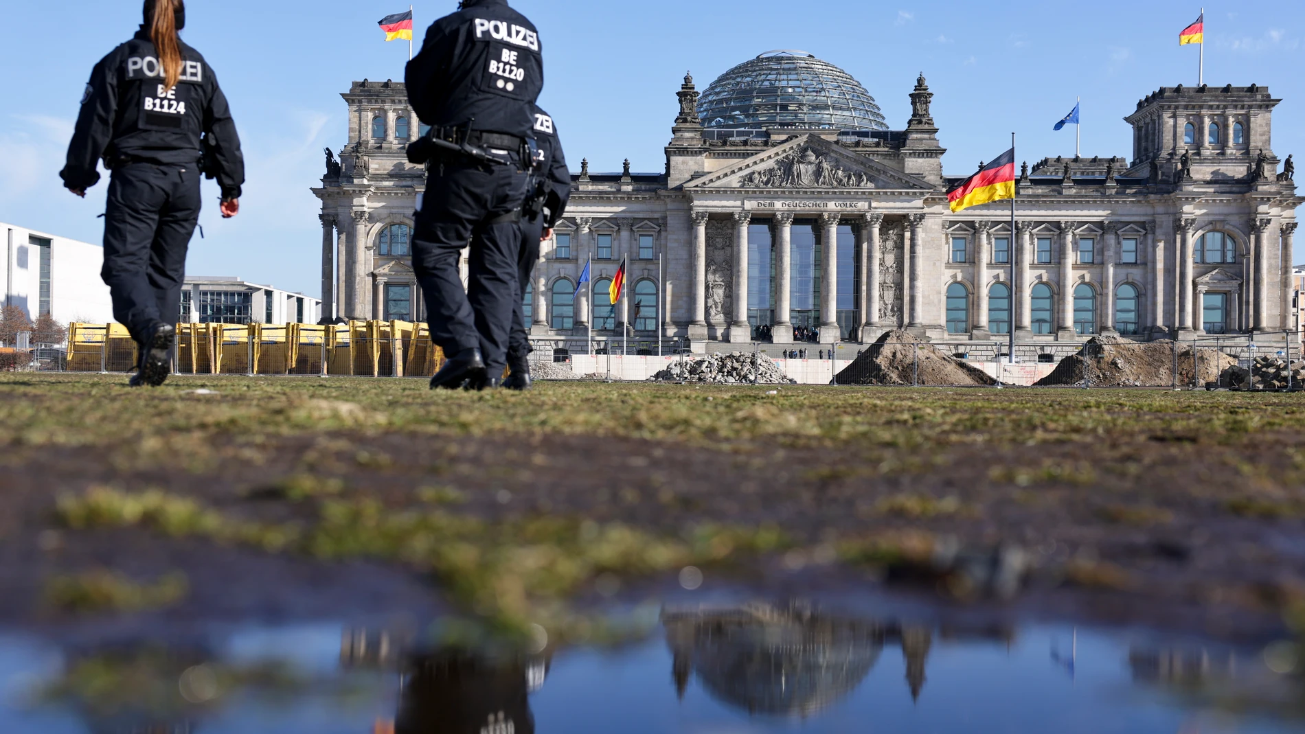 BERLIN (Germany), 22/02/2025.- Police officers stand in front of the Reichstag building in Berlin, Germany, 22 February 2025. Germany will hold early federal elections on 23 February 2025, to elect a new Bundestag (parliament). (Elecciones, Alemania) EFE/EPA/CHRISTOPHER NEUNDORF