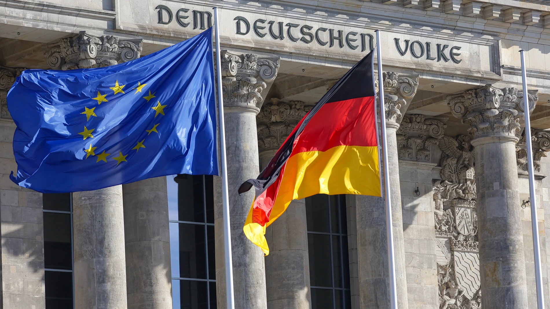 BERLIN (Germany), 22/02/2025.- The European and German flags are seen in front of the Reichstag building in Berlin, Germany, 22 February 2025. Germany will hold early federal elections on 23 February 2025, to elect a new Bundestag (parliament). (Elecciones, Alemania) EFE/EPA/CHRISTOPHER NEUNDORF