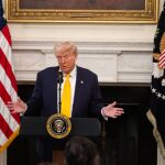 AMP.-EEUU.- Trump amenaza con aranceles recíprocos para los países que actúen de forma "injusta" contra sus tecnológicas