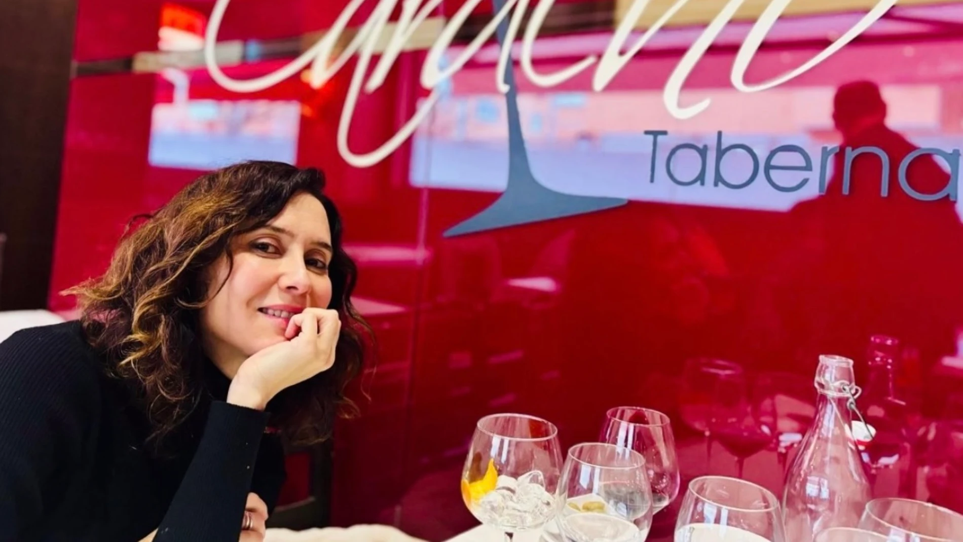 Isabel Díaz Ayuso con jersey de punto.