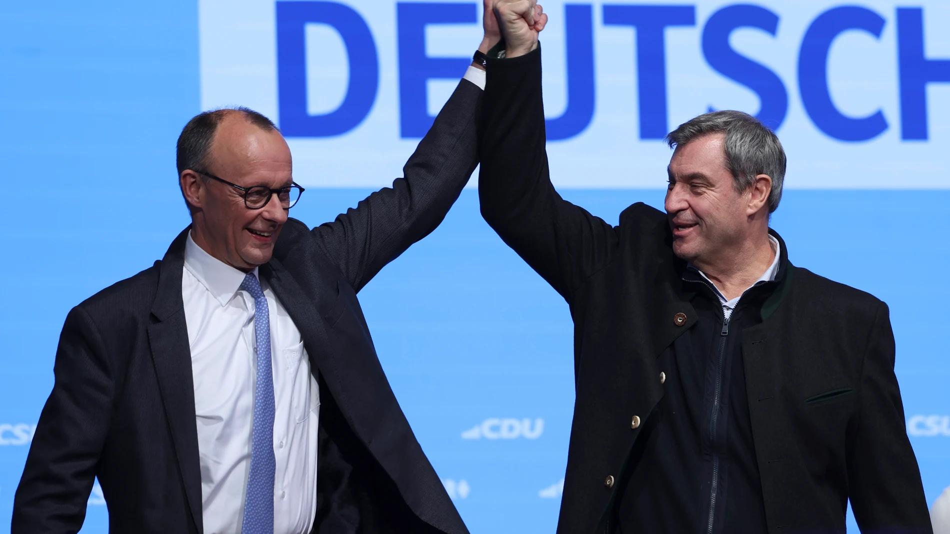 MUNICH (Germany), 22/02/2025.- Chairman of Germany's Christian Democratic Union (CDU) Friedrich Merz (L) and State Premier of Bavaria and Christian Social Union (CSU) chairman Markus Soeder (R) attend the CDU/CSU final election campaign act ahead of German federal elections in Munich, Germany, 22 February 2025. (Elecciones, Alemania) EFE/EPA/GINTARE KARPAVICIUTE