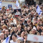 Israel ven en una enorme pantalla en la Plaza de los Secuestrados de Tel Aviv la liberación de Avera Mengistu y Tal Shoham