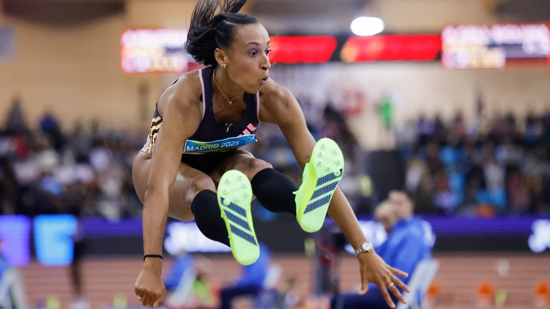 MADRID, 22/02/2025.- La atleta Ana Peleteiro compite en la prueba de triple salto en los Campeonatos de España en pista cubierta que se disputan en el centro deportivo municipal Gallur este sábado en Madrid. EFE/ Sergio Pérez