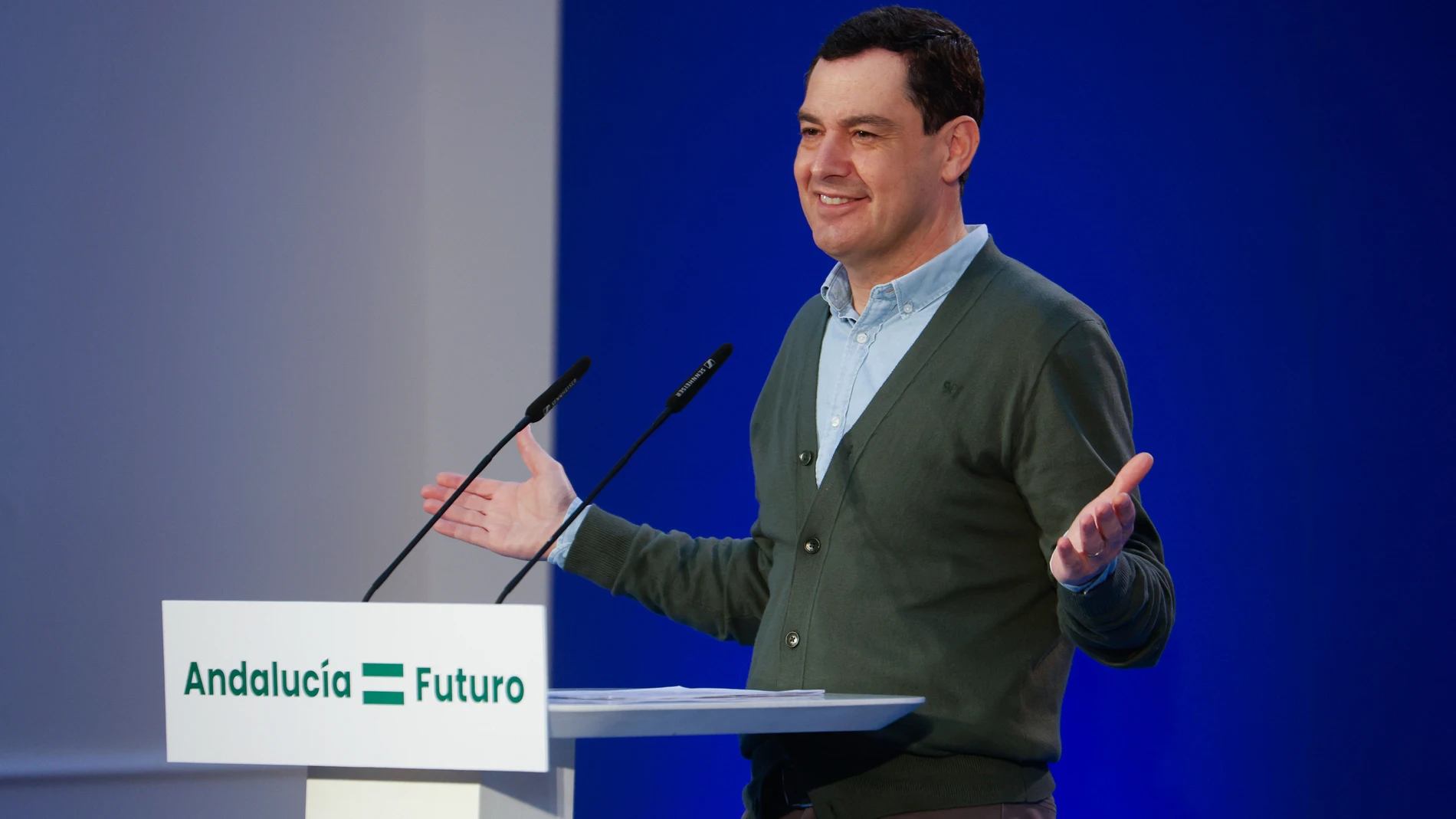 PALMA DEL RÍO (CÓRDOBA) 22/02/2025.- El presidente de PP de Andalucía Juanma Moreno preside la reunión de la junta directiva Autonómica del partido este sábado en Palma del Río, Córdoba. EFE/Salas
