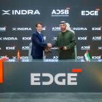Momento de la firma del acuerdo entre el presidente de Indra Group, Ángel Escribano, y el de Plataformas y Sistemas de EDGE y ADSB, Khaled Al Zaabi 