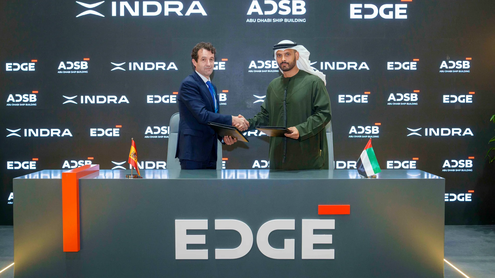 Momento de la firma del acuerdo entre el presidente de Indra Group, Ángel Escribano, y el de Plataformas y Sistemas de EDGE y ADSB, Khaled Al Zaabi
