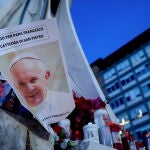 Varias personas rezan a las puertas del hospital donde permanece ingresado Francisco