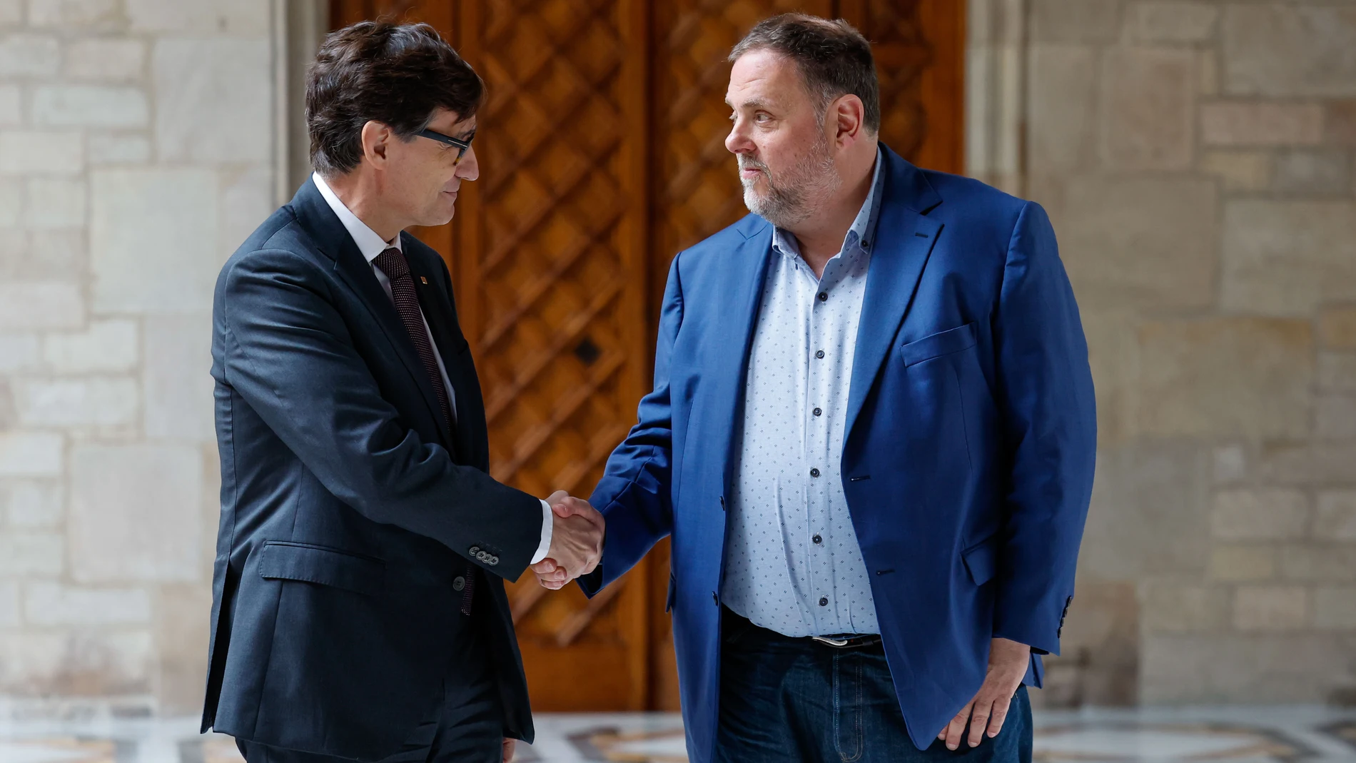 BARCELONA, 22/02/2025.- El presidente de la Generalitat, Salvador Illa (i), y el líder de ERC, Oriol Junqueras (d), se reunirán este sábado al mediodía en el Palau de la Generalitat, según ha informado el gobierno catalán. EFE/Toni Albir