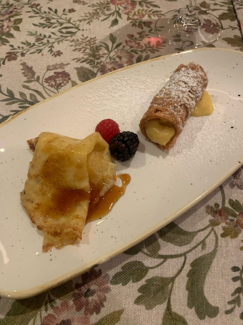 Cañitas rellenas de crema, filloas con miel de Galicia. Restaurante Mosaico
