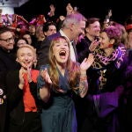 Heidi Reichinnek (centro), candidata principal de La Izquierda, celebra el resultado electoral