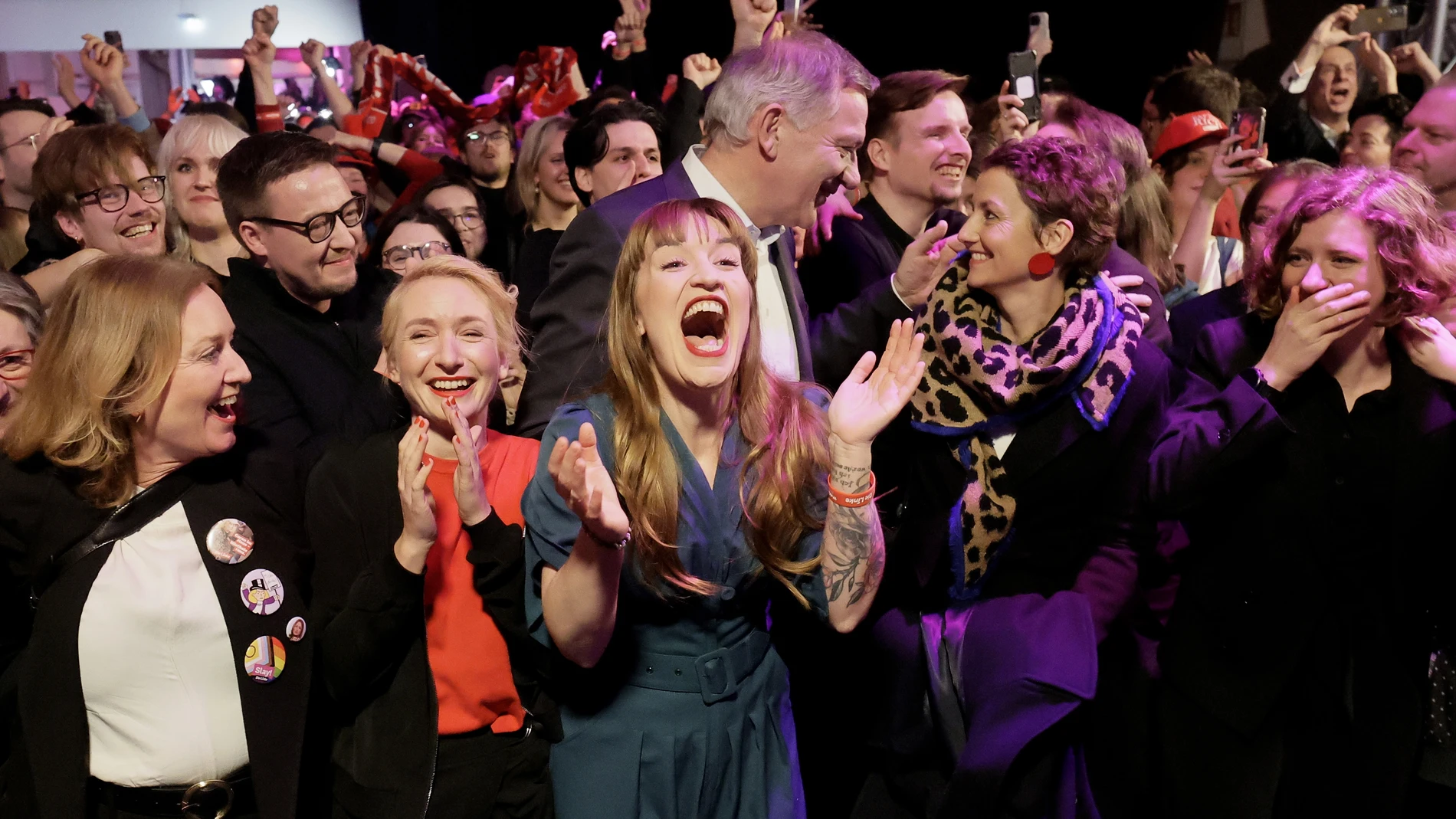 BERLIN (Germany), 23/02/2025.- Heidi Reichinnek (C), top candidate for the Left Party (Die Linke), along with co-leaders Jan van Aken (C-back) and Ines Schwerdtner (2-L), reacts to initial results during the Left Party (Die Linke) election event in Berlin, Germany, 23 February 2025. About 60 million Germans were eligible to vote in the elections for a new federal parliament, the 20th Bundestag. (Elecciones, Alemania) EFE/EPA/RONALD WITTEK