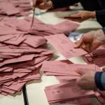 Recuento de votos en un colegio electoral de Berlín