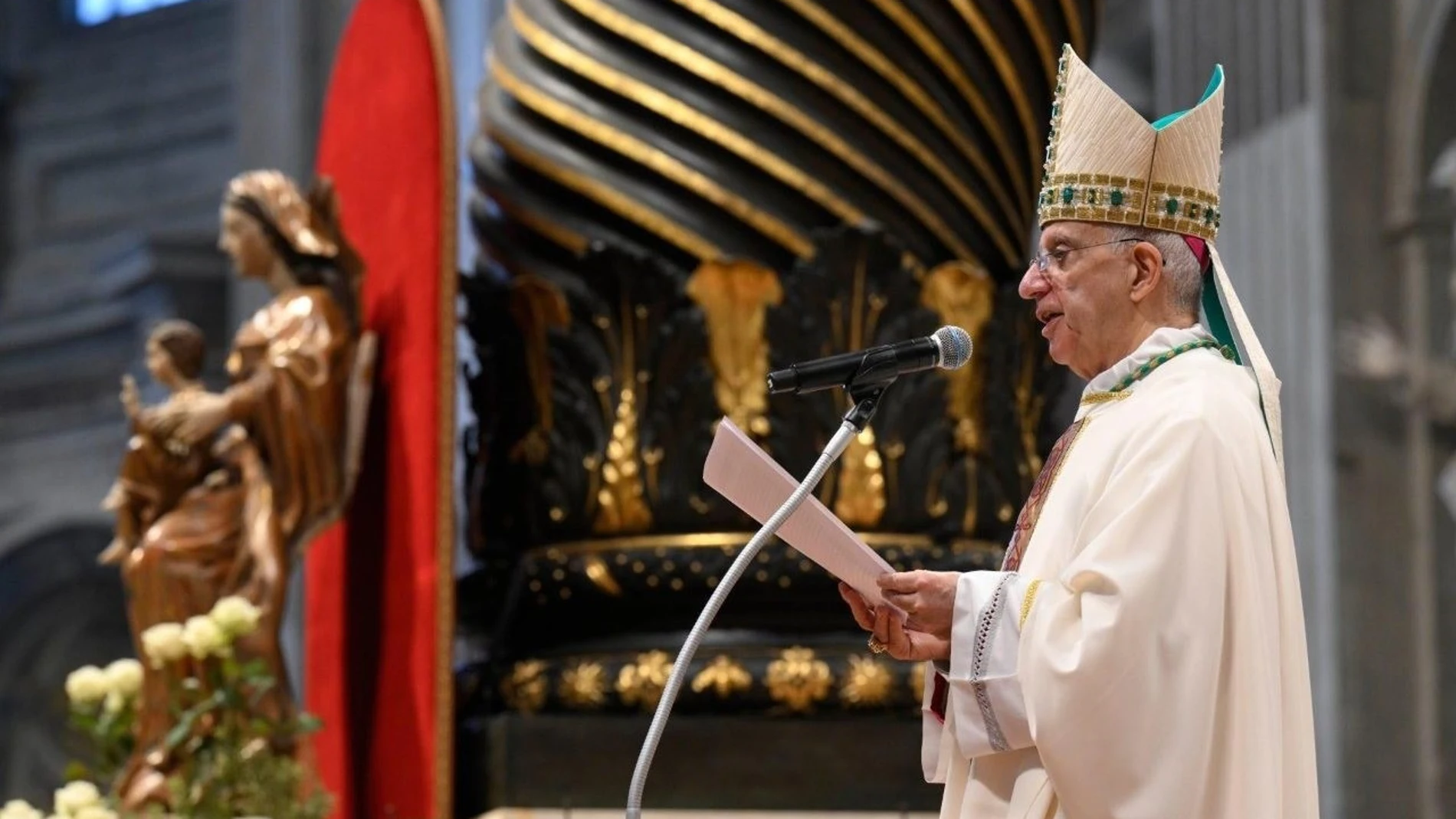 Monseñor Fisichella durante la misa. REMITIDA / HANDOUT por VATICAN NEWS Fotografía remitida a medios de comunicación exclusivamente para ilustrar la noticia a la que hace referencia la imagen, y citando la procedencia de la imagen en la firma 23/02/2025