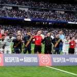 Los futbolistas se fotografían con los colegiados antes del partido