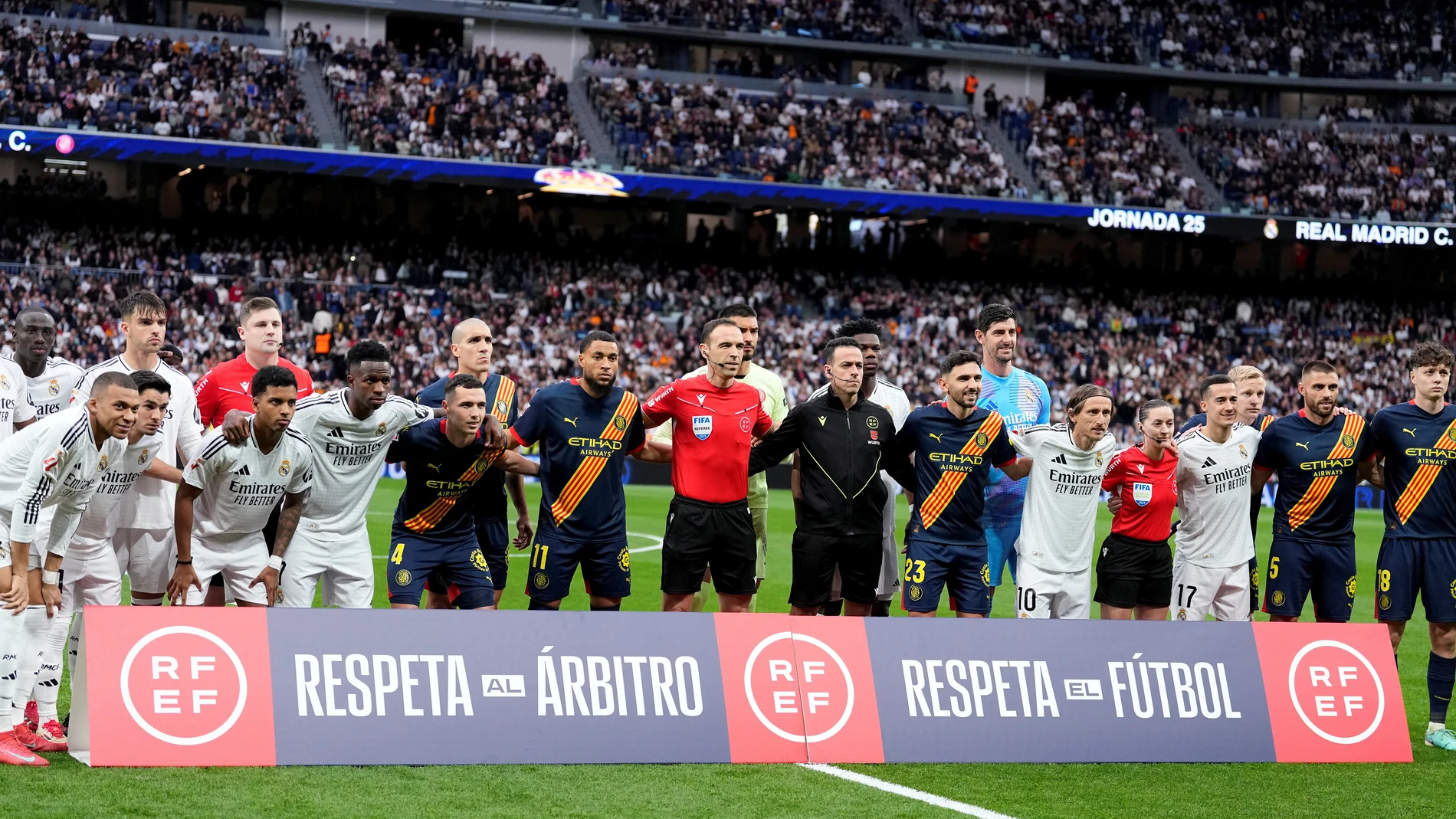 Los futbolistas se fotografían con los colegiados antes del partido