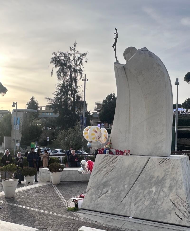Velas, globos, rezos, rosarios en el hospital Gemelli de Roma para desearle al Papa Francisco que se recupere pronto. Domingo 23 de Febrero. 18.35 hrs. Explanada Hospital Gemelli.