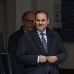 El exministro José Luis Ábalos (d) tras salir del Tribunal Supremo, donde ha acudido para declarar como investigado en el denominado caso Koldo, que gira en torno al presunto cobro de comisiones en contratos de mascarilas en pandemia. 