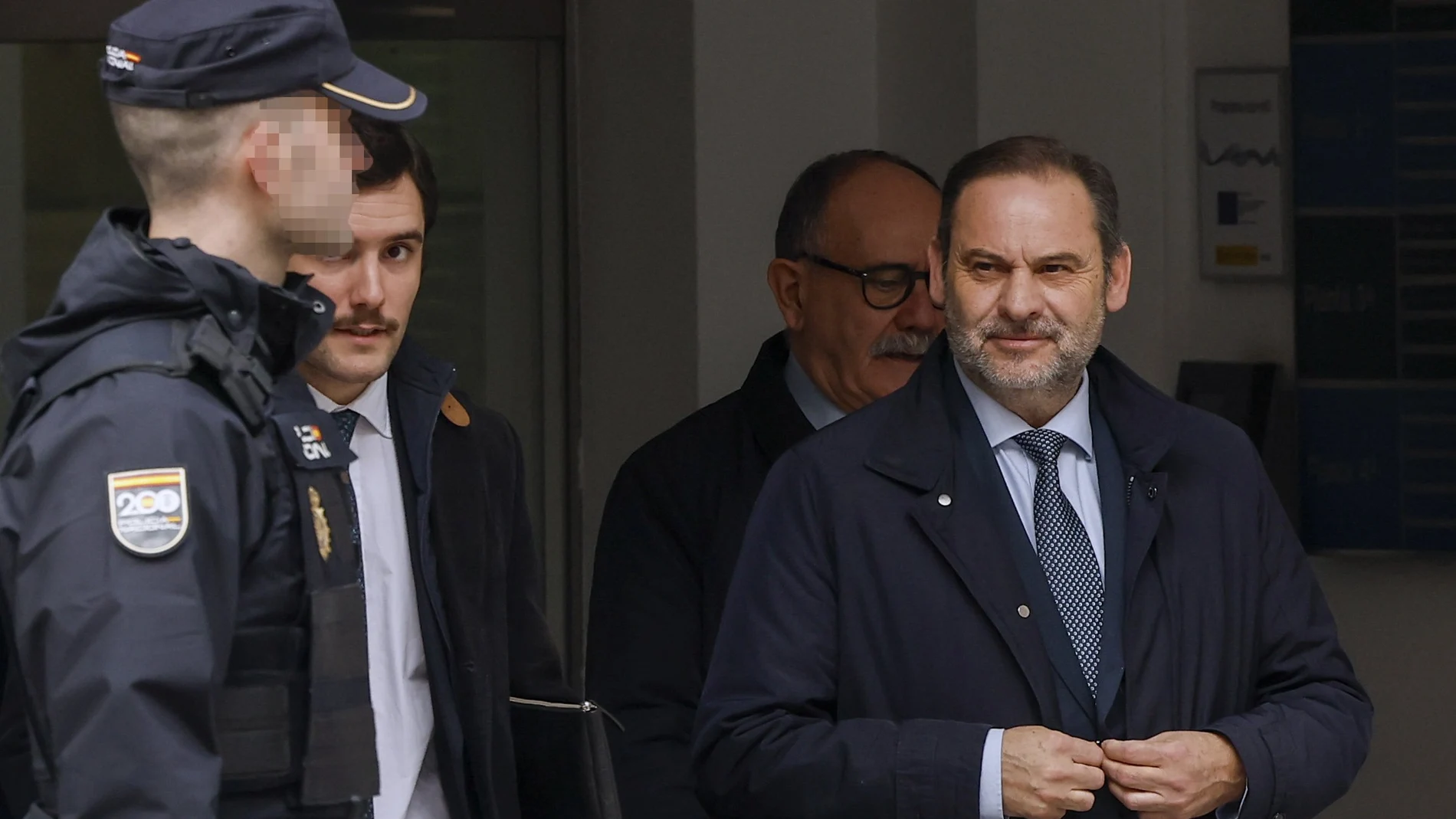 El exministro José Luis Ábalos (d) tras salir del Tribunal Supremo, donde ha acudido para declarar como investigado en el denominado caso Koldo, que gira en torno al presunto cobro de comisiones en contratos de mascarilas en pandemia.