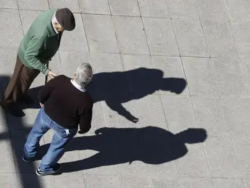 Dos jubilados charlan en la calle, en Bilbao. Dos jubilados charlan en la calle, en Bilbao.