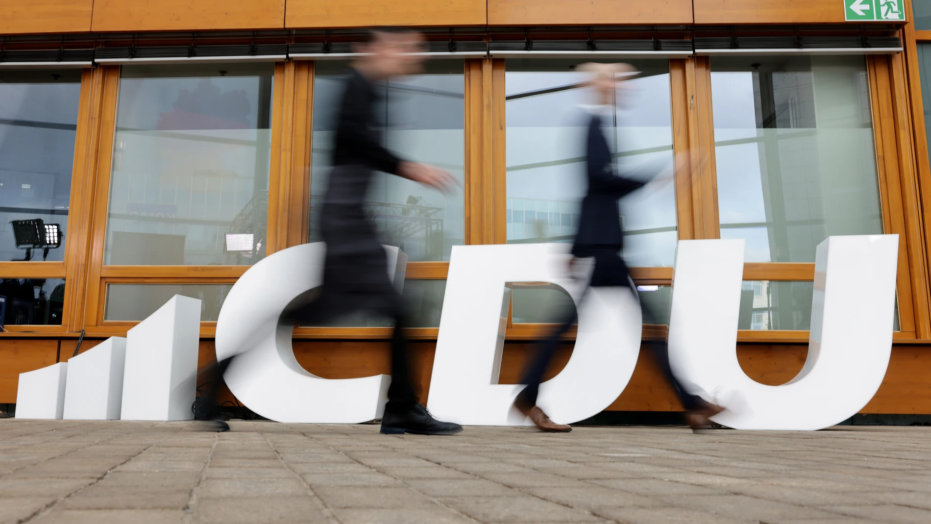 BERLIN (Germany), 23/02/2025.- A CDU logo prior to the Christian Democratic Union (CDU) election event in Berlin, Germany, 23 February 2025. About 60 million Germans are eligible to vote in the elections for a new federal parliament, the 20th Bundestag. (Elecciones, Alemania) EFE/EPA/HANNIBAL HANSCHKE