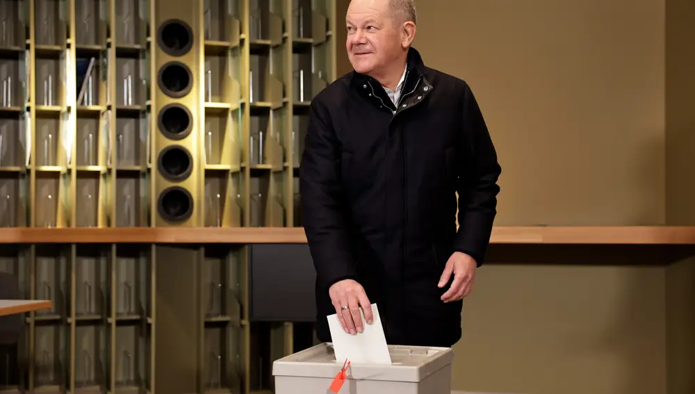 German Chancellor Olaf Scholz votes in Germany's federal elections