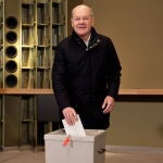 El canciller alemán, el socialdemócrata Olaf Scholz, acude a votar en Potsdam