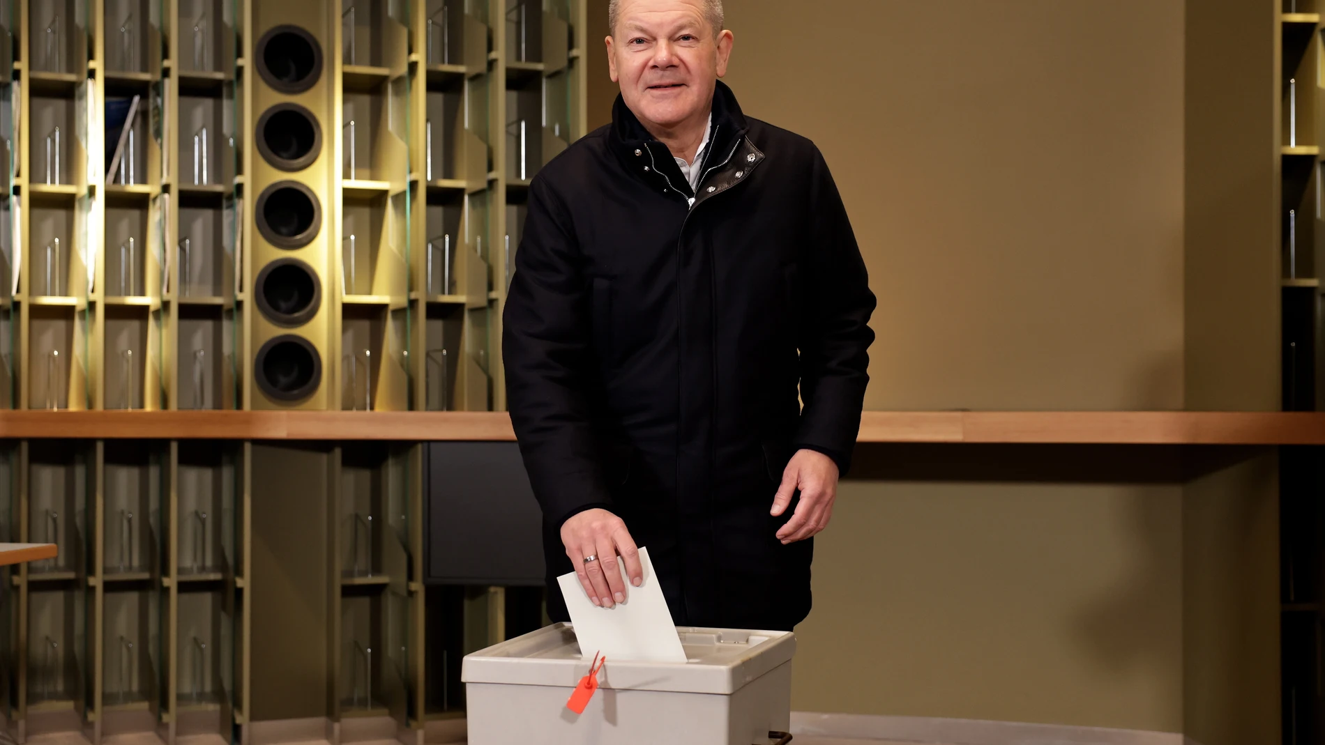 POTSDAM (Germany), 23/02/2025.- German Chancellor Olaf Scholz casts his vote for the federal elections at a polling station in Potsdam, Germany, 23 February 2025. About 60 million people are eligible to vote in the German elections for a new federal parliament, the 21st Bundestag. (Elecciones, Alemania) EFE/EPA/CHRISTOPHER NEUNDORF