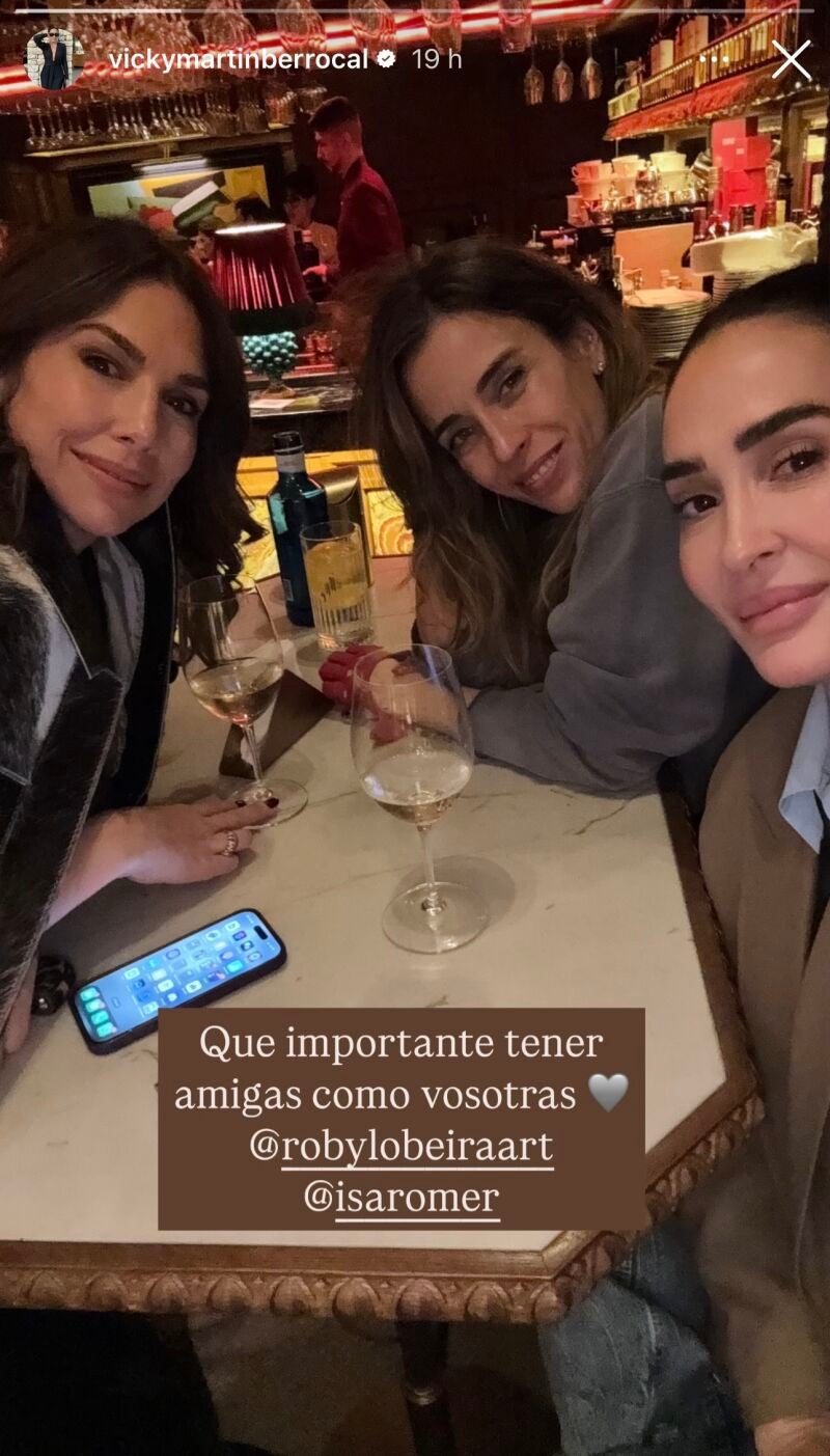 Vicky Martín Berrocal con amigas.