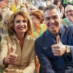 La vicepresidenta María Jesús Montero y el presidente del Gobierno Pedro Sánchez