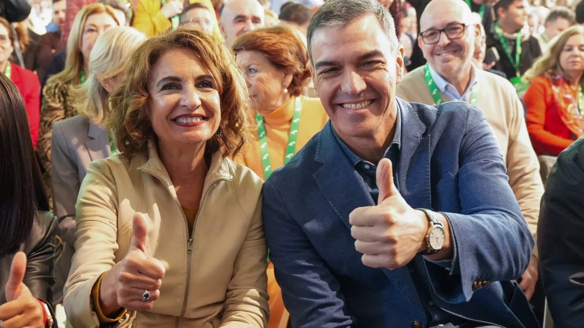 La vicepresidenta María Jesús Montero y el presidente del Gobierno Pedro Sánchez