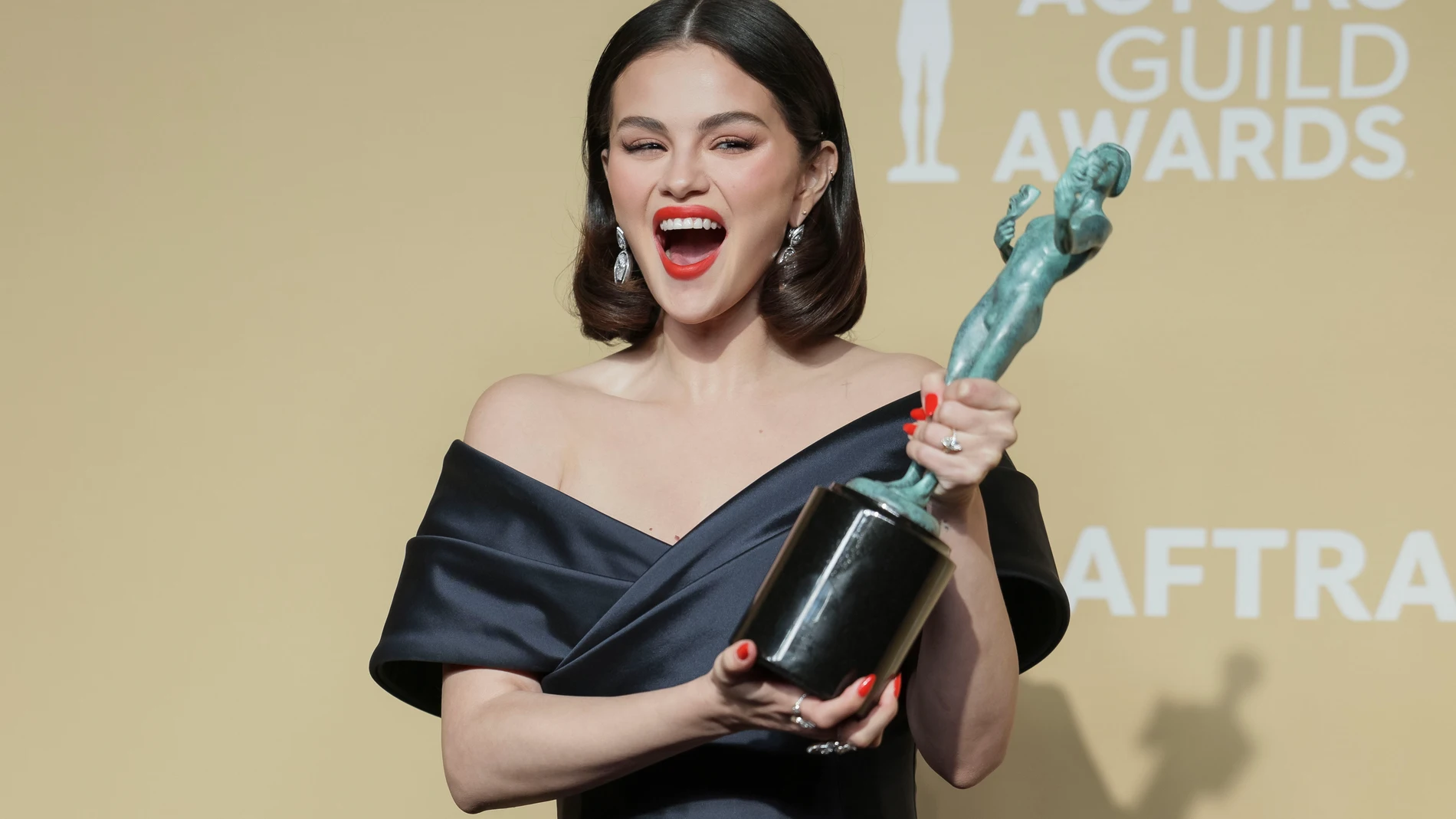 LOS ANGELES (United States), 24/02/2025.- Actor Selena Gomez in the press room after the cast from the show ‘Murders in the Building’ won the SAG award for ‘Outstanding Performance by an Ensemble in a Comedy Series’ during the 31st annual Screen Actor Guild Awards at the Shrine Auditorium in Los Angeles, California, USA, 23 February 2025. The annual SAG Awards presents 13 awards exclusively to actors in TV and film. EFE/EPA/ALLISON DINNER