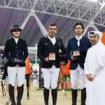 Mariano Martínez Bastida, en el centro, en un podio en Doha