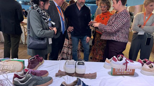 El presidente de la patronal del calzado de la Comunidad, Avecal, Vicente Pastor, y la consellera de Industria, Marián Cano, en la feria de Milán