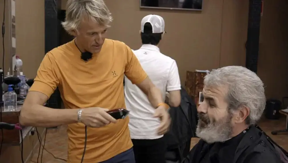 Jesús Calleja le corta el pelo a Lorenzo Caprile en 'Planeta Calleja'