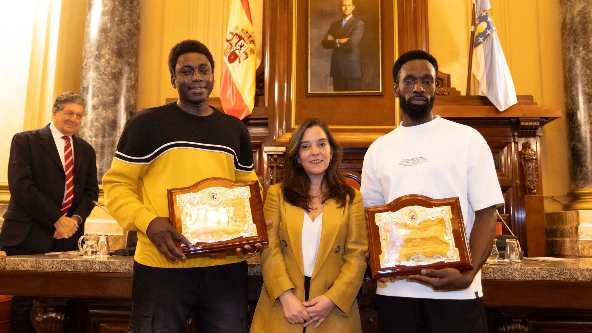 La alcaldesa de A Coruña, Inés Rey, junto a Ibrahima Diack y Magatte N´Diaye, 'hijos adoptivos' de la ciudad REMITIDA / HANDOUT por AYUNTAMIENTO DE A CORUÑA Fotografía remitida a medios de comunicación exclusivamente para ilustrar la noticia a la que hace referencia la imagen, y citando la procedencia de la imagen en la firma 24/02/2025