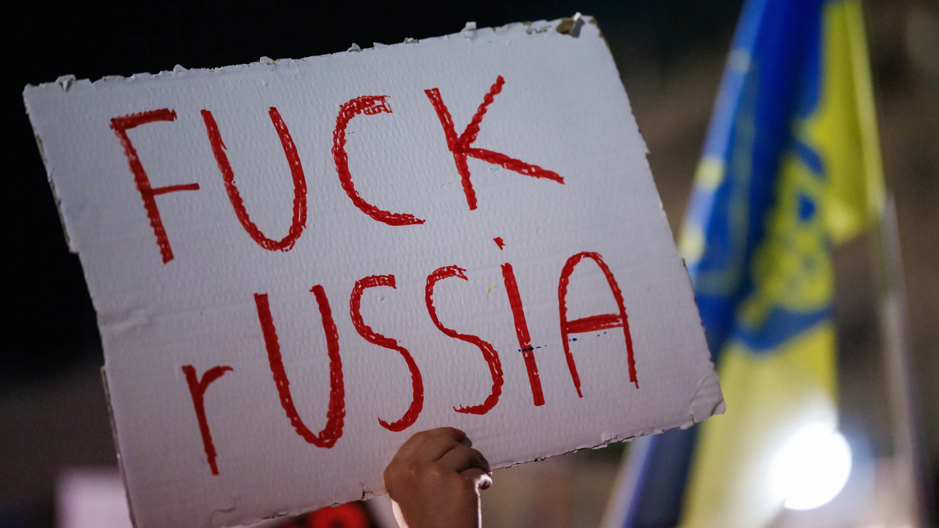 Berlin (Germany), 24/02/2025.- A participant holds a placard that reads 'Fuck Russia' during a rally in Berlin, Germany, 24 February 2025, against the war in Ukraine and to mark the third anniversary of the Russian invasion of Ukraine. (Protestas, Alemania, Rusia, Ucrania) EFE/EPA/CLEMENS BILAN
