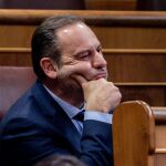 Ábalos: "Lo de al lado es un club de alterne de nivel, así que discreción"