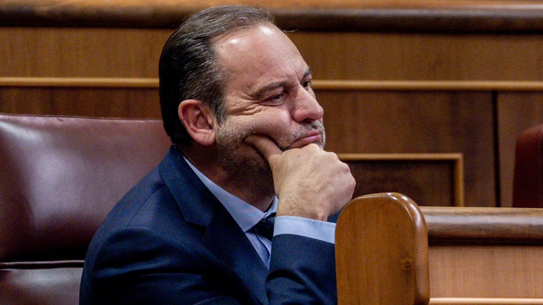 Ábalos: "Lo de al lado es un club de alterne de nivel, así que discreción"