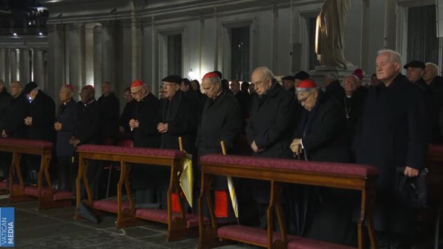 Cardenales, obispos, miembros de la curia romana rezando el rosario por el papa Francisco. Lunes 24 de Febrero. 21.00 hrs.
