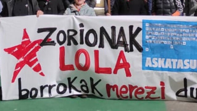 Pancarta con la que la izquierda abertzale felicita a la etarra "Lola" un día después del 33 aniversario de sus crímenes.