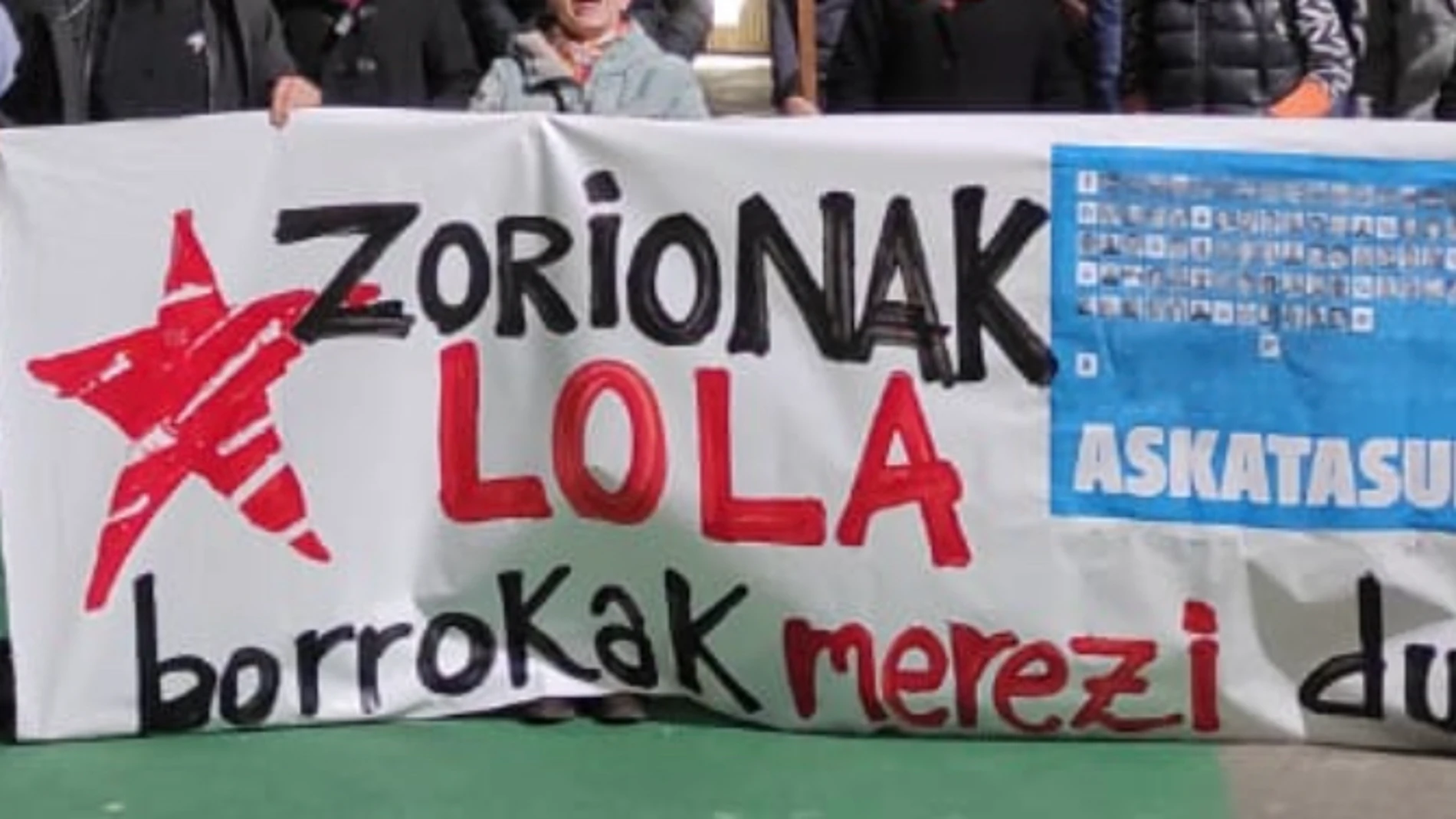 Pancarta con la que la izquierda abertzale felicita a la etarra "Lola" un día después del 33 aniversario de sus crímenes.