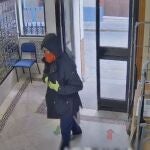 Imagen del atracador accediendo armado a una sucursal de Correos de Valverde