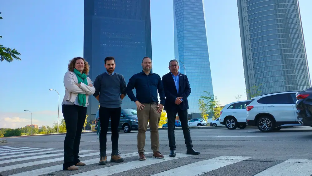 A los lados, Cristina Linares y Julio Díaz, codirectores de la Unidad de Cambio Climático, Salud y Medio Ambiente Urbano de la Escuela Nacional de Sanidad del ISCIII, junto a José Antonio López Bueno y Miguel Ángel Navas, también de la citada Unidad del Instituto, junto a una de las entradas al Campus de Chamartín del ISCIII, en Madrid