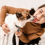 ¿Qué significa que te lama tu perro? No es lo que te imaginas