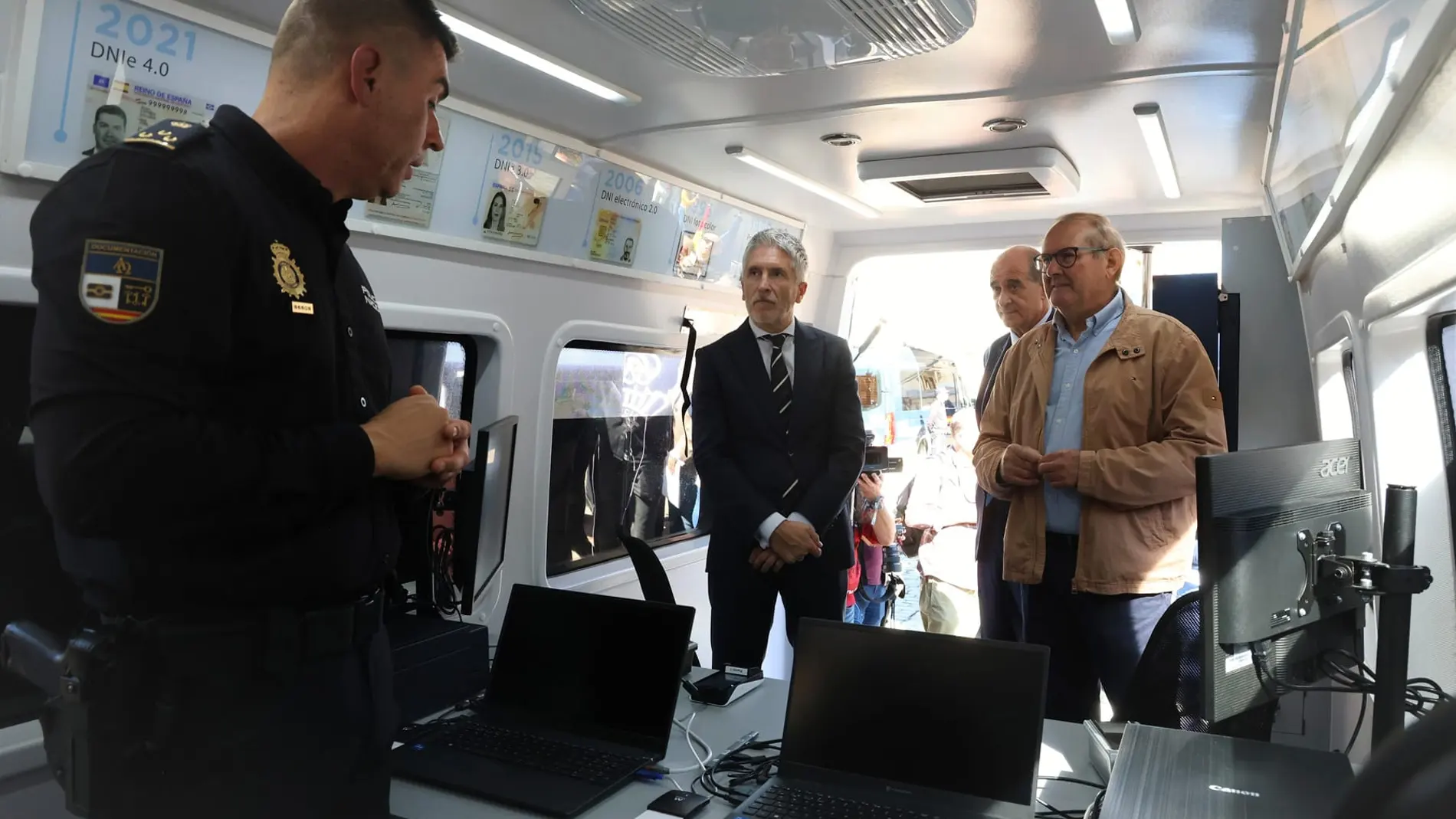 Una "chapuza" de Marlaska paraliza el proyecto de renovación de DNI para zonas rurales