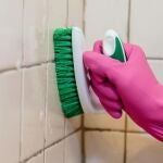 Ni lejia ni amoniaco: el producto de Amazon para limpiar el moho de la ducha sin esfuerzo