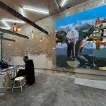 El pintor Emilio Fornieles con la obra al fondo